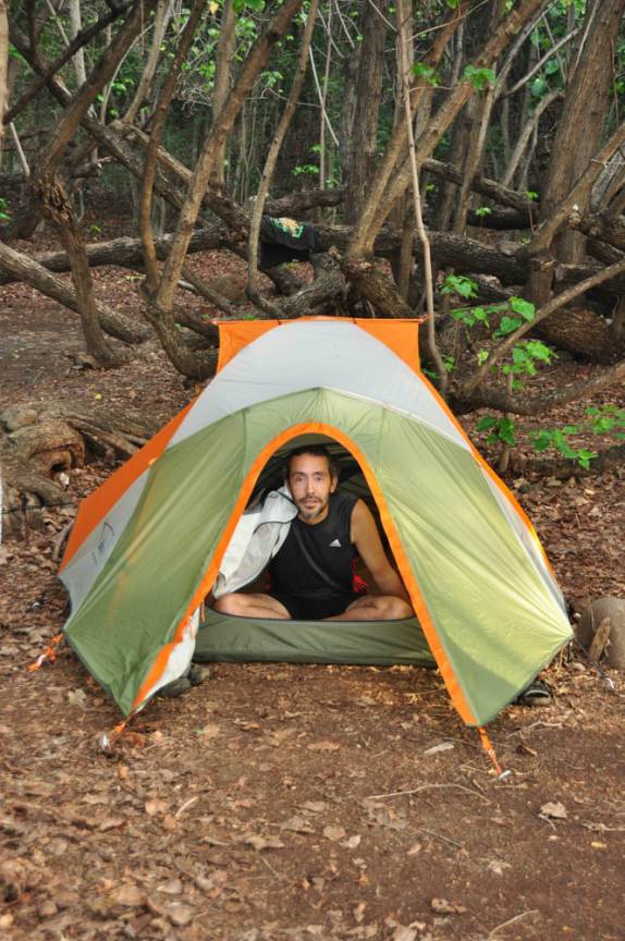 estréia da nossa barraca nova em kalalau, na Na'Pali Coast, costa norte de Kauai, no Havaí